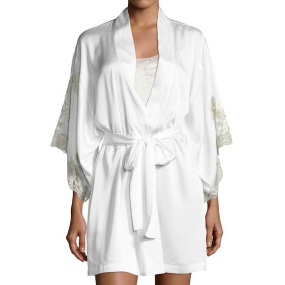 NEW Natori Chantilly Ivory Silver Lace Trim Kimono Sleeve Short Pocketed Robe